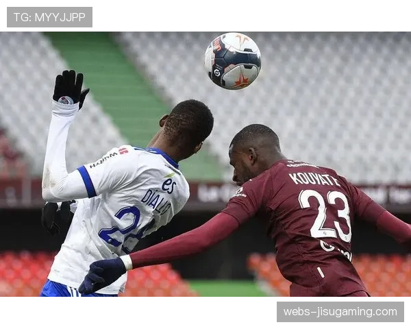 里昂vs斯特拉斯堡比赛因场外球迷冲突中断15分钟后恢复